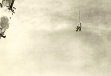 Mislukte Engelse luchtaanval op Duitse marinebasis Cuxhafen verdedigd door zeppelins. Mislukte Engelse luchtaanval op Duitse marinebasis Cuxhafen verdedigd door zeppelins.