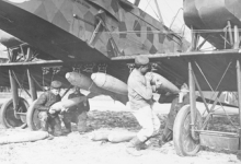 Soldaten bevestigen bommen aan een Gotha vliegtuig, 1915
