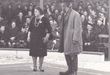 Clown Titi en bestuurster Maria Leschan, Circus Jhony op Houtem Jaarmarkt, ca. 1960