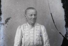 Zittend portret van vrouw, strak naar achter gekamd haar, Melle, 1910-1920