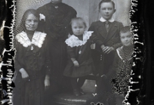 Staand portret, jonge moeder met 4 kinderen, Melle, 1910-1920