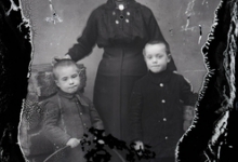 Staand portret, jonge vrouw in donkere kledij, 2 kinderen met kort genipt haar, Melle, 1910-1920