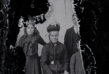 Studiofoto, koppel met 2 kinderen, vrouw met bebloemd hoofddeksel, brede lederen ceintuur, Melle, 1910-1920