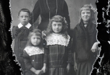 Staand portret, vrouw in feestkledij met halsketting, 3 meisjes met haarstrik, 1 jongen met witte kraag, Melle, 1910-1920