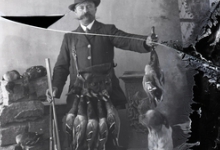   Staand portret, man met brede snor in jagerskostuum met geweer, jachthond en jachttrofeeën, Melle , 1910-1920
