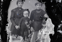 Staand portret 2 jonge vrouwen in lange feestkledij, lange halsketting, 2 kleine kinderen met scheepsmuts en speelgoedsabel , Melle , 1910-1920