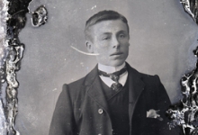 zittend borstportret van jonge man in kostuum met wit hemd en stropdas, naar achter gekamd haar en haarscheiding aan linkerkant, Melle , 1910-1920