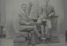 Portret van 3 jonge mannen in feestkledij met kostuum, witte hemdsboord en stropdas, glad gekamd haar, Melle, 1910-1920 