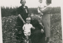Dames Rahoens tussen rozenplanten, Oosterzele, 1930-1940