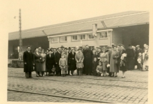 Groepsfoto voor vertrek pater Alfons Mabilde naar Belgisch-Congo, Antwerpen, 1954