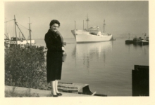 Marieke Mabilde bij het vertrek pater Alfons Mabilde naar Belgisch-Congo, Antwerpen, 1954