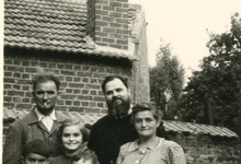 Pater Alfons Mabilde bij de familie Mabilde-Pycke, Letterhoutem, ca. 1954