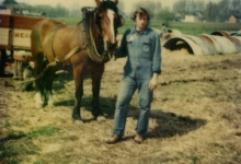Onbekende aan paard en kar, Van Der Keere, Sint-Lievens-Houtem, jaren 1970 Onbekende aan paard en kar, Van Der Keere, Sint-Lievens-Houtem, jaren 1970