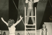 Jongleur met vier ringen op een ladder