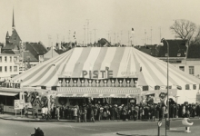 Tent van Circus Piste met aanschuivend publiek
