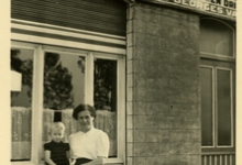 Vrouw met kind voor café &quot;Den drieling&quot; bij Georges Van Meldert, Scheldewindeke, 1950-1960