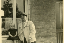 Georges Van Meldert met zijn dochter voor het café &quot;Den drieling&quot;, 1950-1960