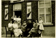 Groep vrouwen voor café &quot;Den drieling&quot; bij Georges Van Meldert, 1950-1960