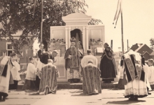 Monseigneur Joliet draagt Heilige Mis op, Livinusfeesten 1957, Sint-Lievens-Houtem