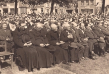 Genodigden tijdens de Hoogmis, Livinusfeesten, Sint- Lievens- Houtem, 1957