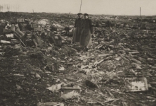 Twee militairen tussen het puin, Melle, 1914-1915