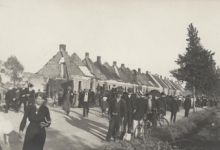 Mensen bij een rij uitgebrande huizen, Melle, 1914-1918