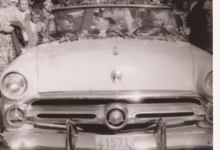 Burgemeester Otte in open wagen op de dag van zijn inhuldiging, Sint- Lievens- Houtem, 1959