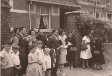 Burgemeester Otte en echtgenote tussen het volk, Sint-Lievens-Houtem, 1959