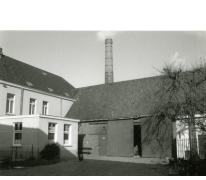 Binnenkoer met zicht op het woonhuis en de stokerij Van Damme, Balegem, ca. 1980