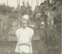 Gemeenteraadslid Rita Moeraert speelt in de tuin, Gentbrugge, 1952