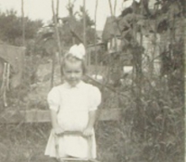 Gemeenteraadslid Rita Moeraert speelt in de tuin, Gentbrugge, 1952