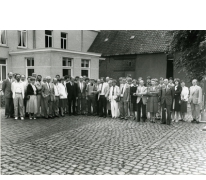 André Van Hecke en gemeentepersoneel van Oosterzele en Gavere, binnenkoer van stokerij Van Damme, 1985