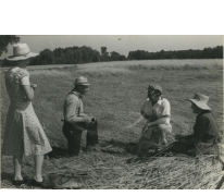 Bliki Césaer, Marguerite Van Hecke, Christine Lampaert en André Van Hecke, opname film “Ouden Balegemsen” (van Roger Van Brakel), 1978 Bliki Césaer, Marguerite Van Hecke, Christine Lampaert en André Van Hecke, opname film “Ouden Balegemsen” (van Roger Van Brakel), 1978