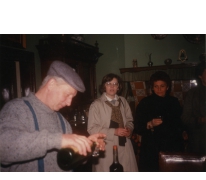 André Van Hecke bij een groepsbezoek, stokerij Van Damme, Balegem, 1984