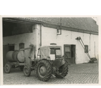 Tractor en stallen, stokerij Van Damme, Balegem, 1981