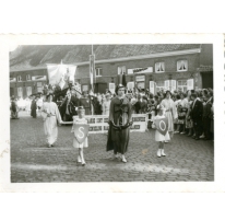 Inhuldiging deken Rijckaert, begin van de stoet, Oosterzele, 1959