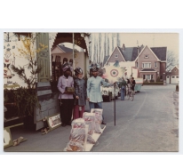 Carnavalsgroep Drie Koningen beeldt bakkerenkaarting uit, Merelbeke, 1977