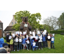 Klasfoto met berenreus Maarten en De Zonnevlier, Sint-Lievens-Houtem, 2013