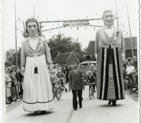 Reuzen wandelen Kattestraat in, Landskouter, 1956