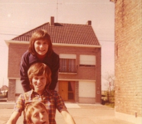 Schepen Christine De Pus als 13-jarige met haar jongste broer en zus, Oudegem,1972