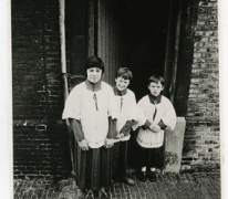 Misdienaars aan de achterzijde van de kerk, Munte