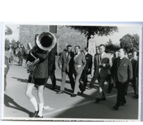 Handelsbeurs optocht naar de tent, 1967.