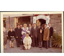 Groepsfoto naar aanleiding van het bezoek van mevrouw Remue ook gekend als 'Miss Amerika' aan café De Roskam, Merelbeke, 1970-1975 Groepsfoto naar aanleiding van het bezoek van mevrouw Remue ook gekend als 'Miss Amerika' aan café De Roskam, Merelbeke, 1970-1975