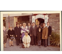 Groepsfoto naar aanleiding van het bezoek van mevrouw Remue ook gekend als &#039;Miss Amerika&#039; aan café De Roskam, Merelbeke, 1970-1975