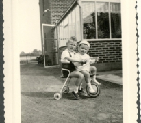 Marc Moerman (de kleinste) en Dirk Westelinck op een driewieler, Merelbeke, 1960