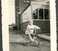 Marc Moerman op zijn driewieler, Merelbeke, 1960