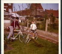 Marc Moerman (links) en Martin Moerman (rechts) met hun nieuwe fiets, Merelbeke, 1971