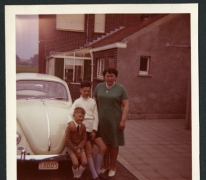 Familie Moerman-Westelinck aan de Volkswagen, Merelbeke, 1969
