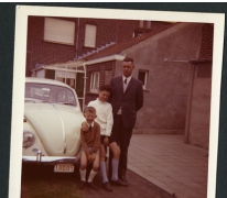V.l.n.r. Martin Moerman, Marc Moerman en Valère Moerman aan de Volkswagen Kever van de familie Moerman-Westelinck, Merelbeke, 1969.
