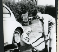 Dirk Westelinck (in strandstoel), Martin Moerman (in kruiwagen) en Marc Moerman, Merelbeke, 1966